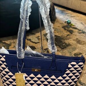 NWT Blue and White Diamond
Print Tote with Matching
Cosmetic Bag